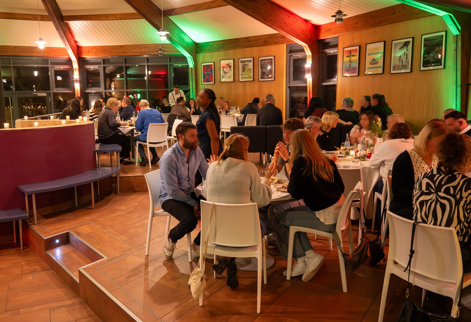 Gäste an festlichen Tischen bei einer Firmenfeier in der Rotunde Bonn