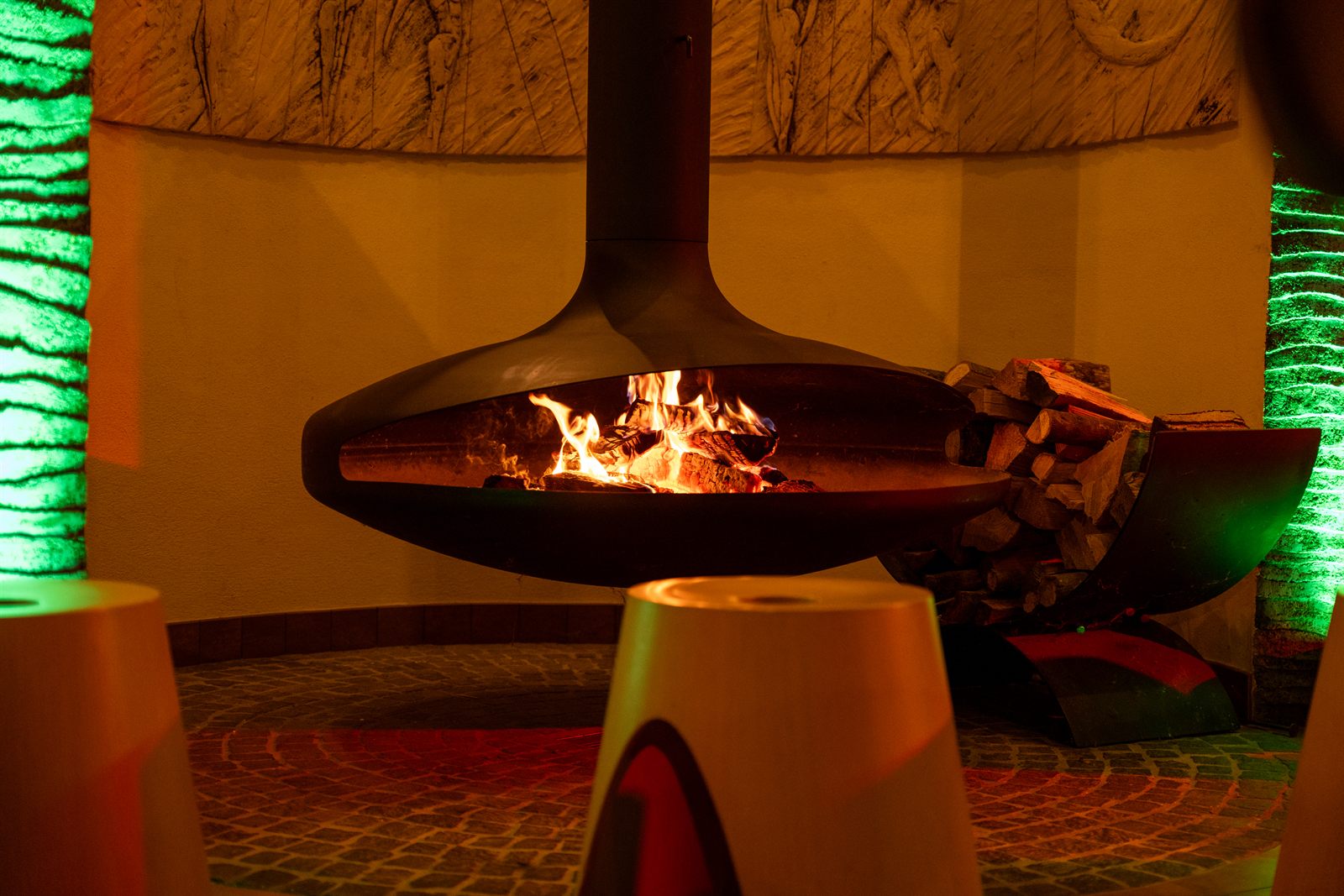 Schwebender, runder Kamin mit Feuer in der Mitte der Rotunde in Bonn
