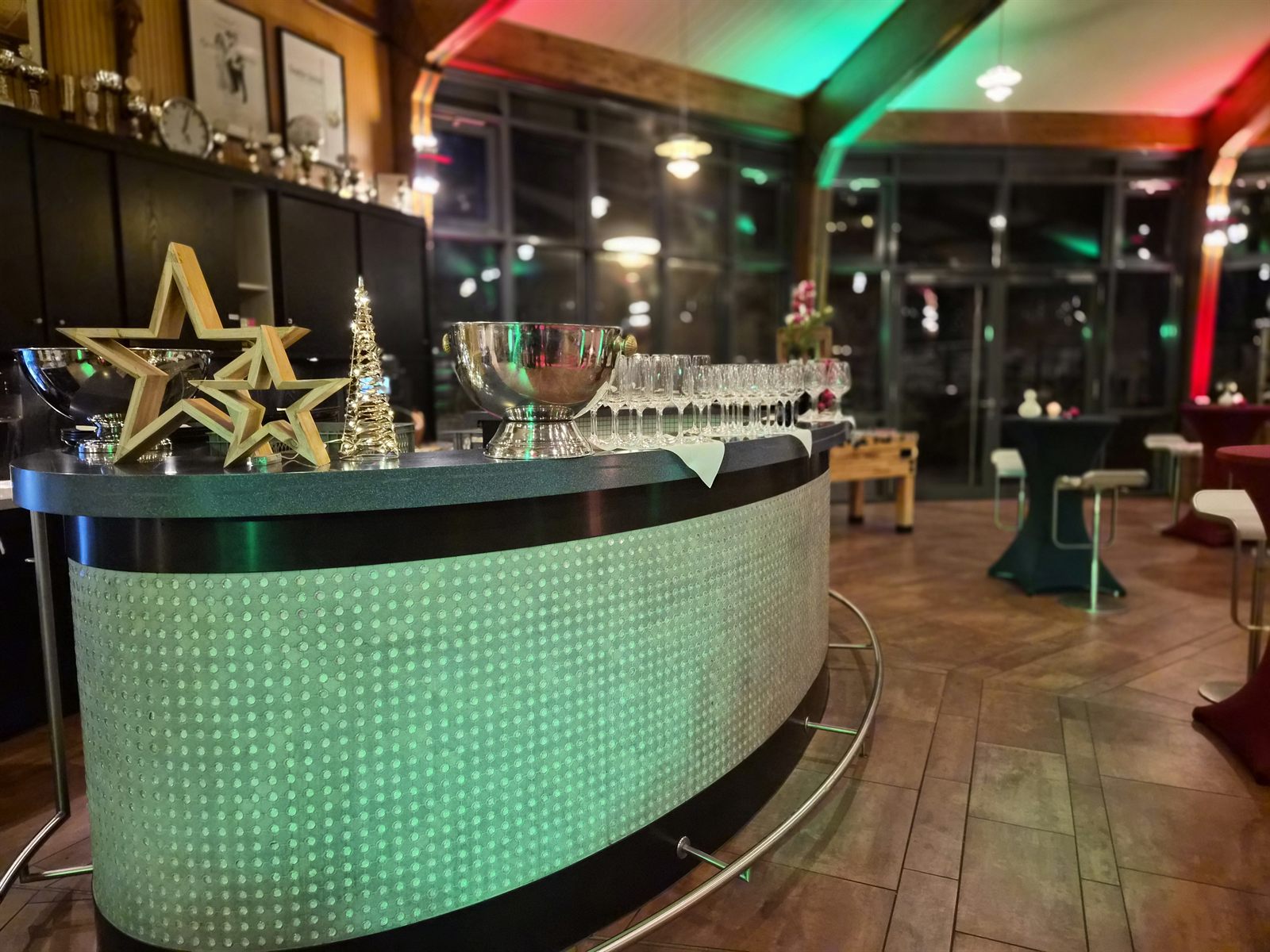 Festlich beleuchtete Bar mit Sterndekoration in der Rotunde